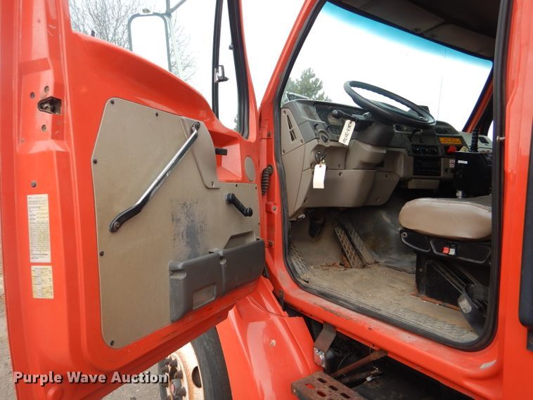 image for item DE4425 2001 Sterling LT7501 dump truck