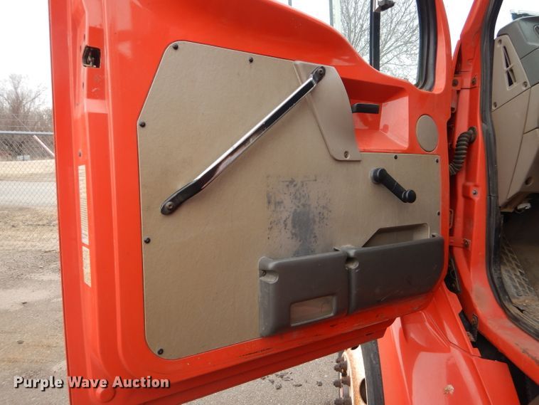 image for item DE4425 2001 Sterling LT7501 dump truck