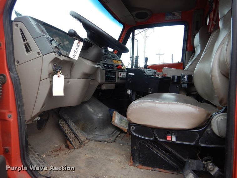 image for item DE4425 2001 Sterling LT7501 dump truck