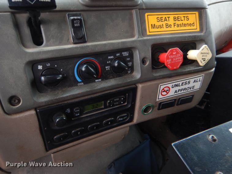 image for item DE4425 2001 Sterling LT7501 dump truck