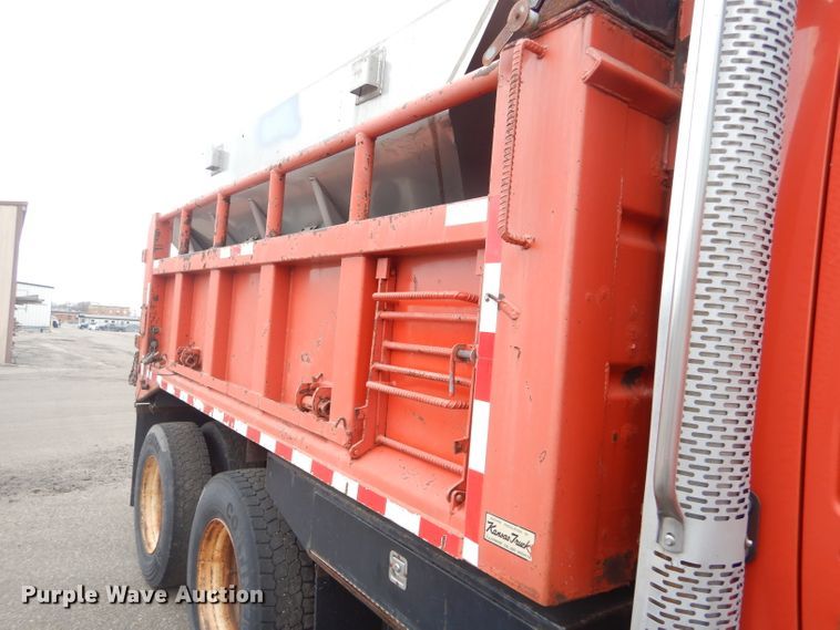 image for item DE4425 2001 Sterling LT7501 dump truck