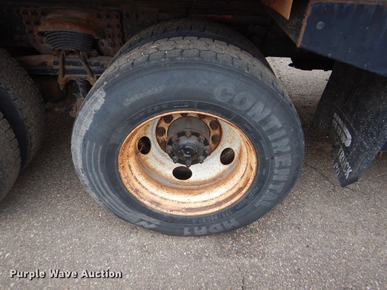 image for item DE4425 2001 Sterling LT7501 dump truck