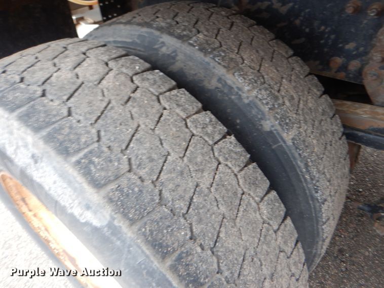 image for item DE4425 2001 Sterling LT7501 dump truck