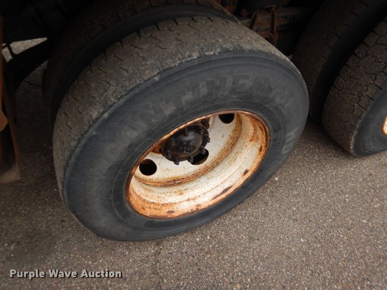 image for item DE4425 2001 Sterling LT7501 dump truck