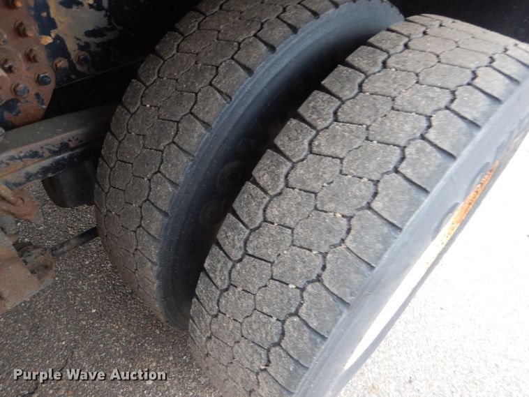 image for item DE4425 2001 Sterling LT7501 dump truck