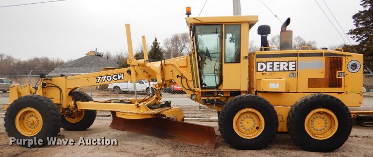 image for item DE4430 2001 John Deere 770CH motor grader