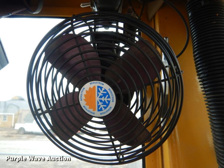 image for item DE4430 2001 John Deere 770CH motor grader