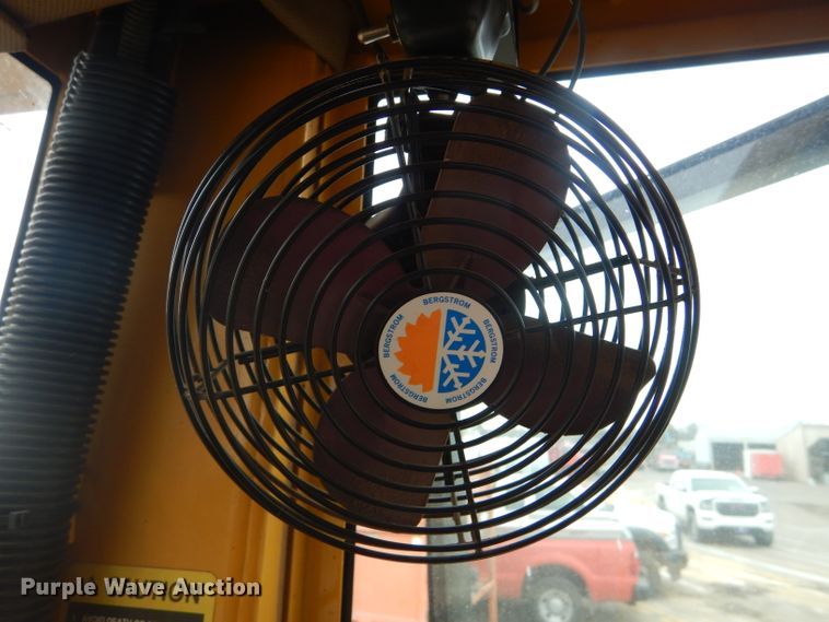 image for item DE4430 2001 John Deere 770CH motor grader