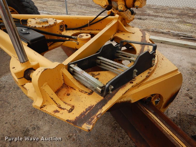 image for item DE4430 2001 John Deere 770CH motor grader