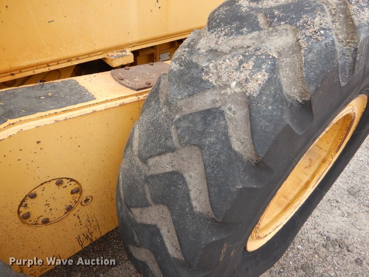 image for item DE4430 2001 John Deere 770CH motor grader