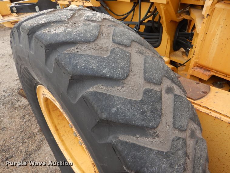 image for item DE4430 2001 John Deere 770CH motor grader