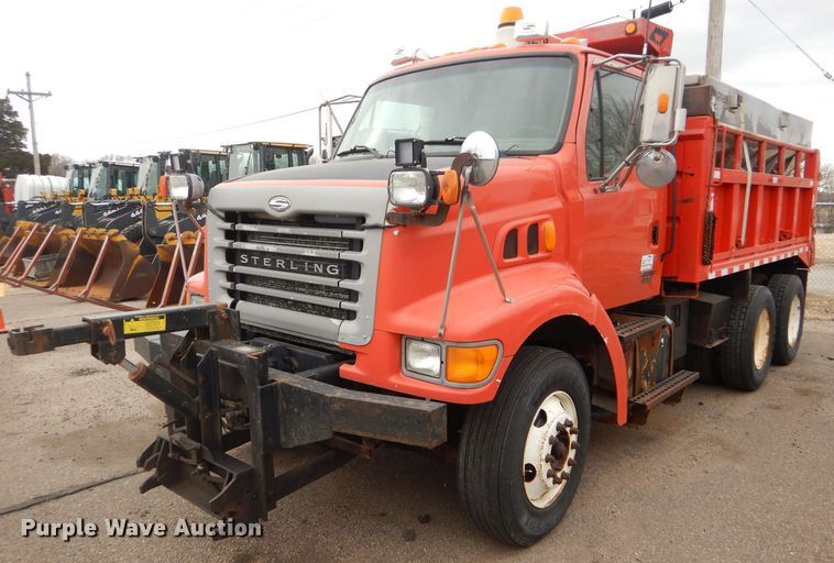 image for item DE4432 2001 Sterling LT7501 dump truck