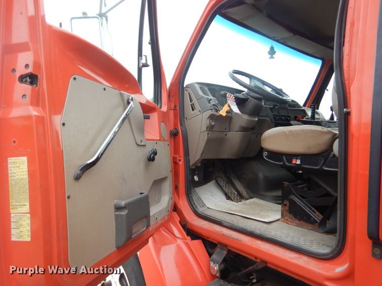 image for item DE4432 2001 Sterling LT7501 dump truck