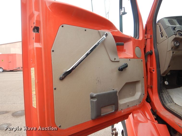 image for item DE4432 2001 Sterling LT7501 dump truck