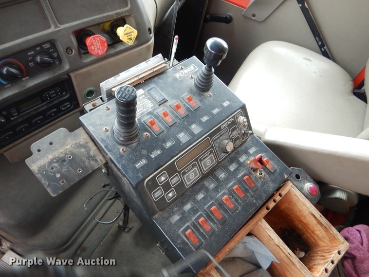 image for item DE4432 2001 Sterling LT7501 dump truck