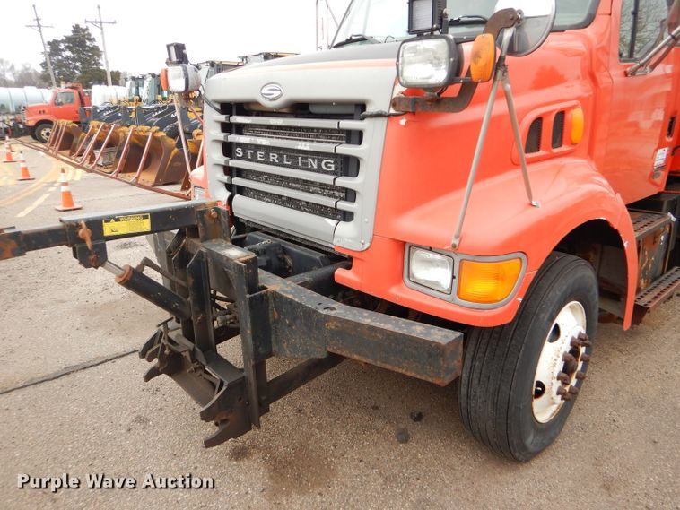 image for item DE4432 2001 Sterling LT7501 dump truck