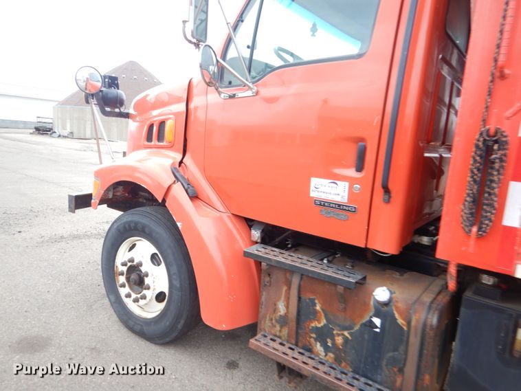 image for item DE4432 2001 Sterling LT7501 dump truck