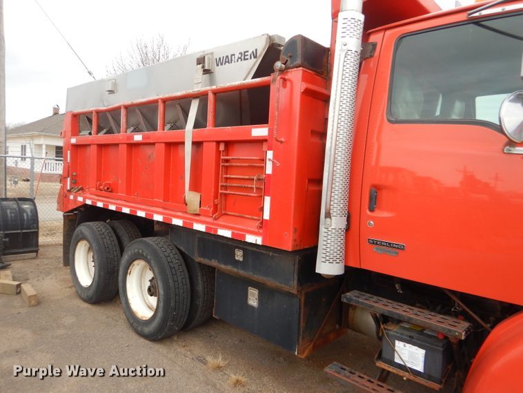 image for item DE4432 2001 Sterling LT7501 dump truck