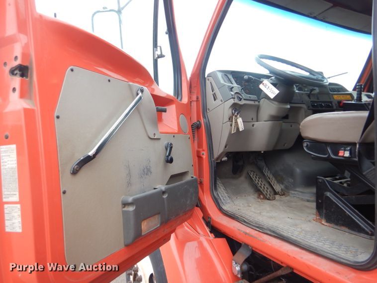 image for item DE4433 2001 Sterling LT7501 dump truck