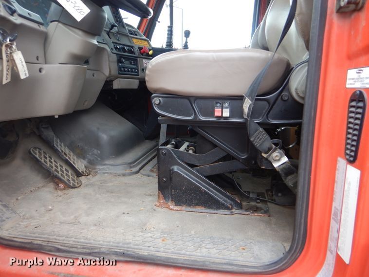 image for item DE4433 2001 Sterling LT7501 dump truck