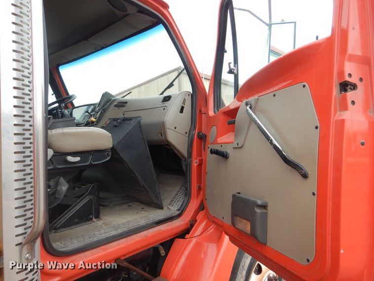 image for item DE4433 2001 Sterling LT7501 dump truck