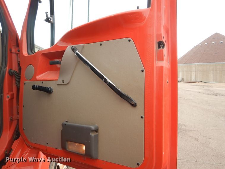 image for item DE4433 2001 Sterling LT7501 dump truck