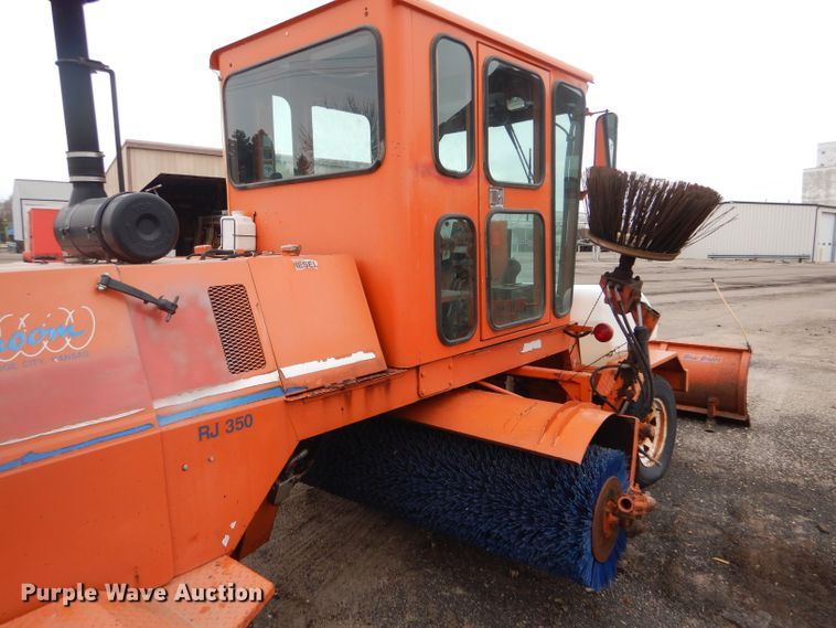 image for item DE4434 2006 Broce RJ-350 broom