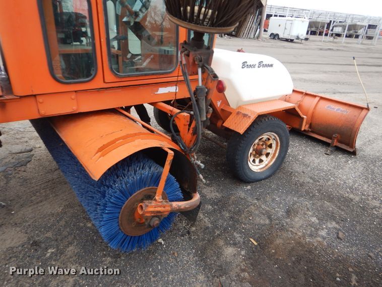 image for item DE4434 2006 Broce RJ-350 broom