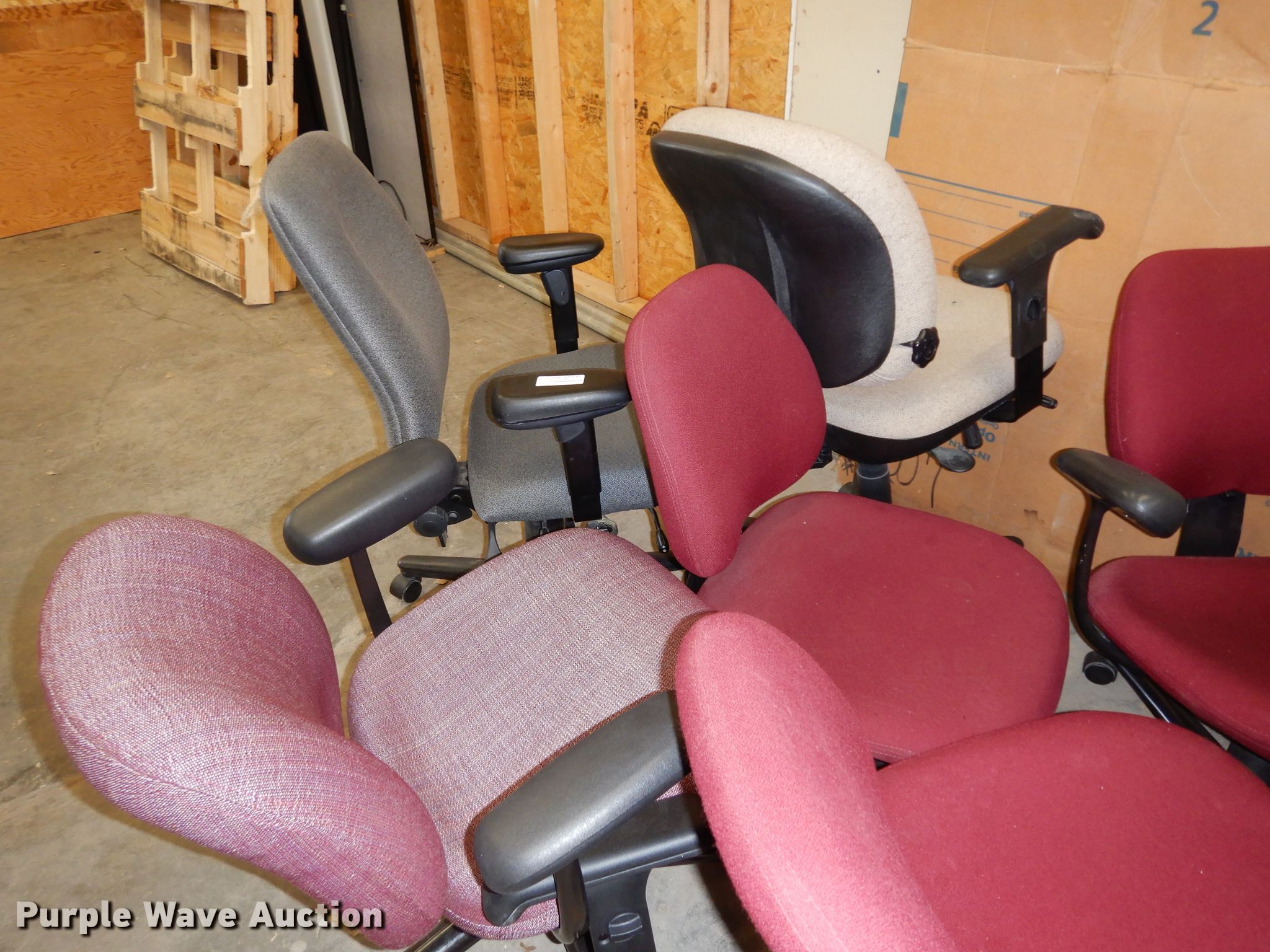 (24) office chairs in Topeka, KS Item FY9372 sold Purple Wave