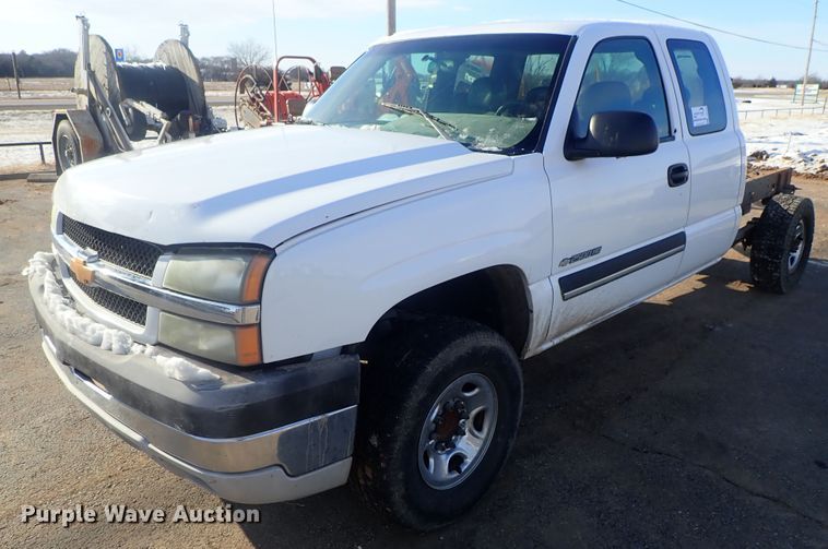 image for item DC3314 2004 Chevrolet Silverado 2500 Ext. Cab pickup truck cab and chassis