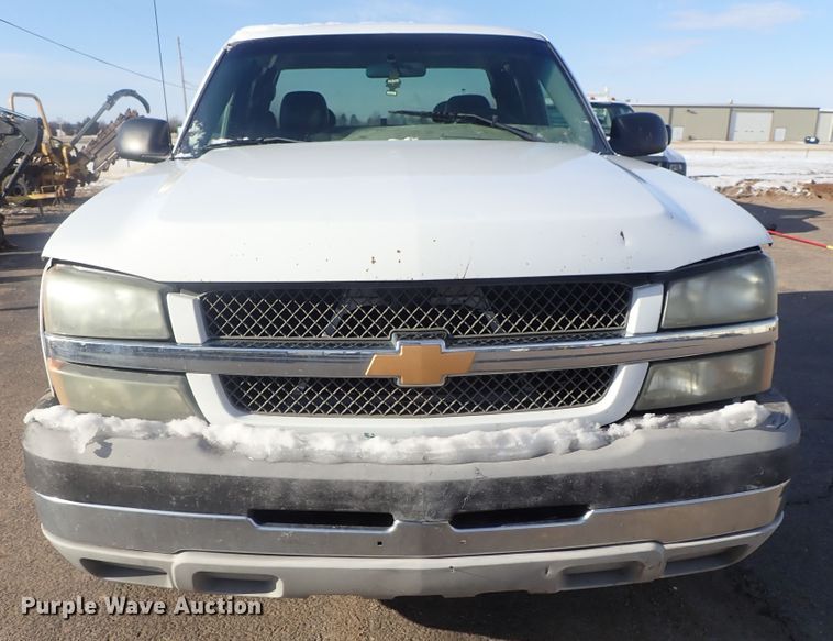 image for item DC3314 2004 Chevrolet Silverado 2500 Ext. Cab pickup truck cab and chassis