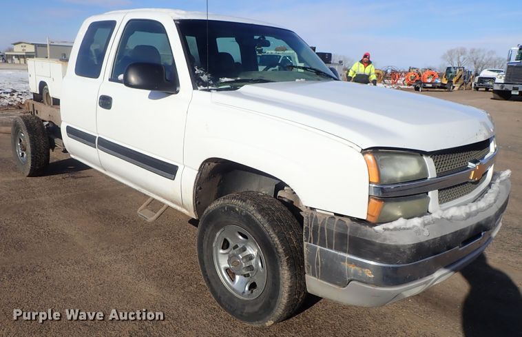 image for item DC3314 2004 Chevrolet Silverado 2500 Ext. Cab pickup truck cab and chassis
