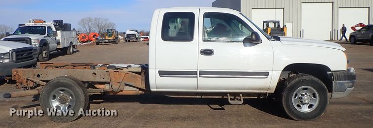 image for item DC3314 2004 Chevrolet Silverado 2500 Ext. Cab pickup truck cab and chassis