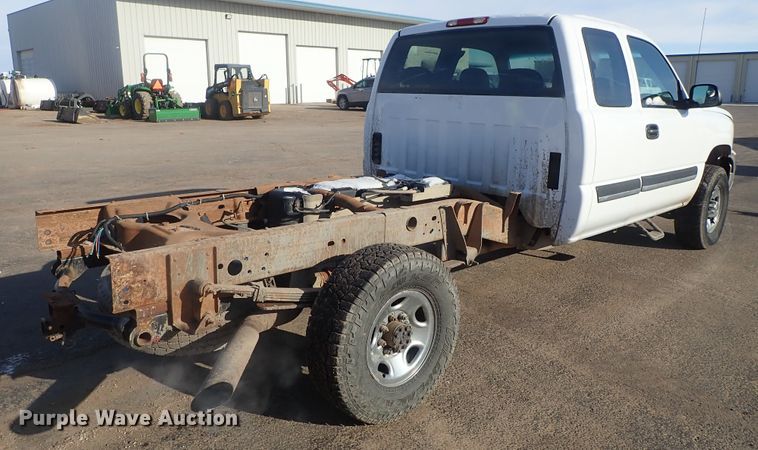 image for item DC3314 2004 Chevrolet Silverado 2500 Ext. Cab pickup truck cab and chassis