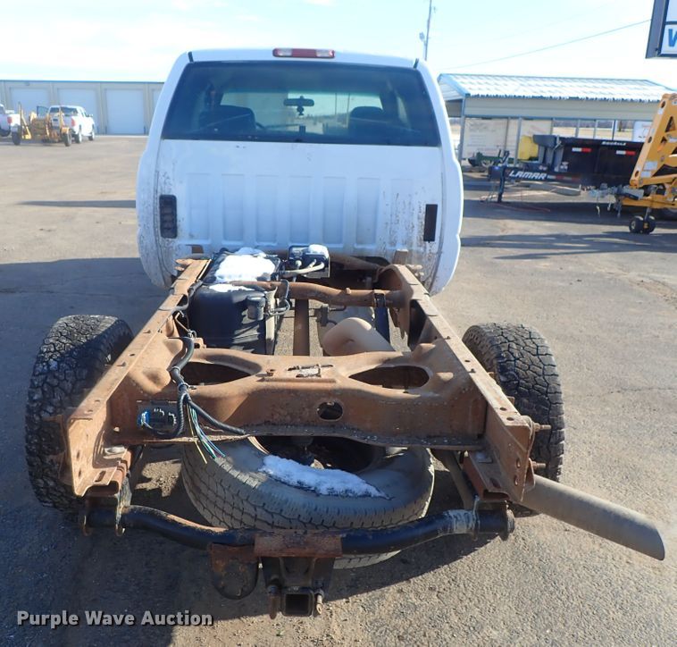 image for item DC3314 2004 Chevrolet Silverado 2500 Ext. Cab pickup truck cab and chassis
