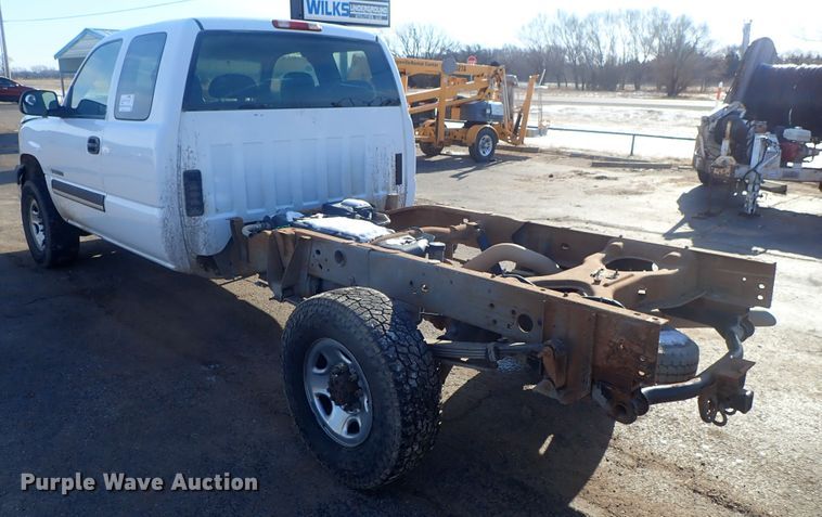 image for item DC3314 2004 Chevrolet Silverado 2500 Ext. Cab pickup truck cab and chassis