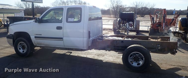 image for item DC3314 2004 Chevrolet Silverado 2500 Ext. Cab pickup truck cab and chassis