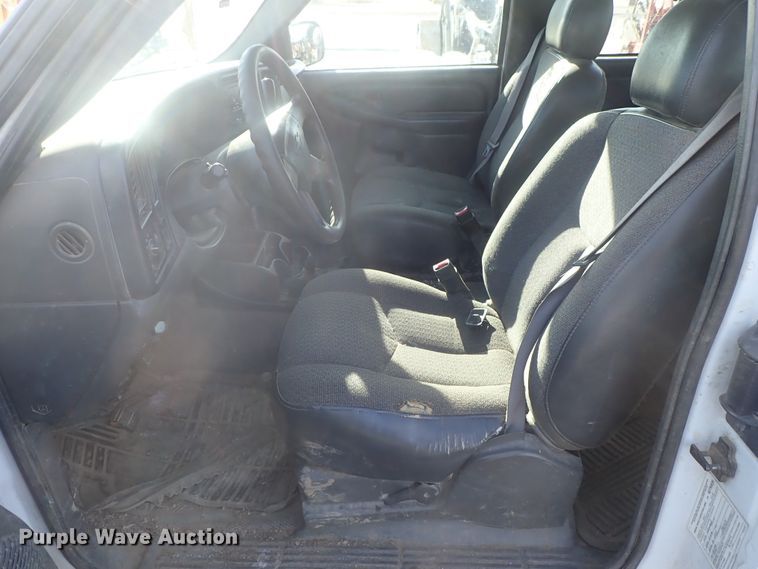 image for item DC3314 2004 Chevrolet Silverado 2500 Ext. Cab pickup truck cab and chassis