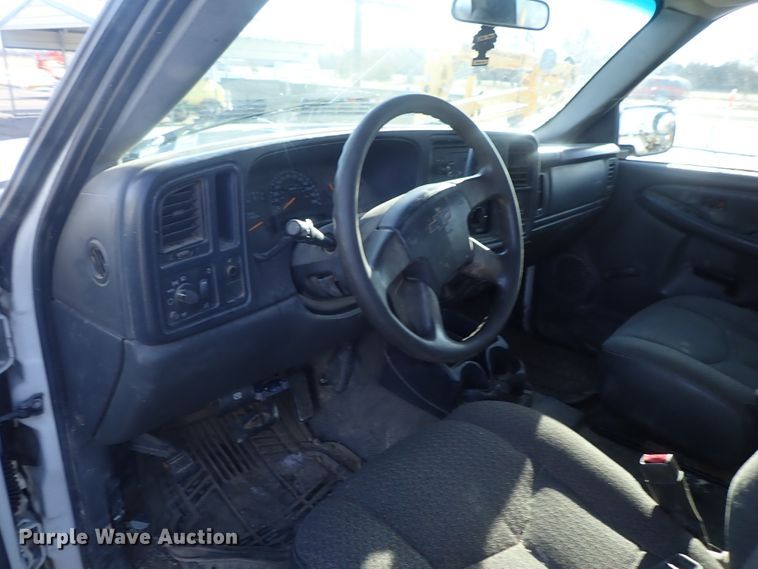 image for item DC3314 2004 Chevrolet Silverado 2500 Ext. Cab pickup truck cab and chassis