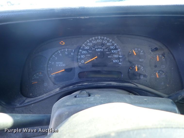 image for item DC3314 2004 Chevrolet Silverado 2500 Ext. Cab pickup truck cab and chassis