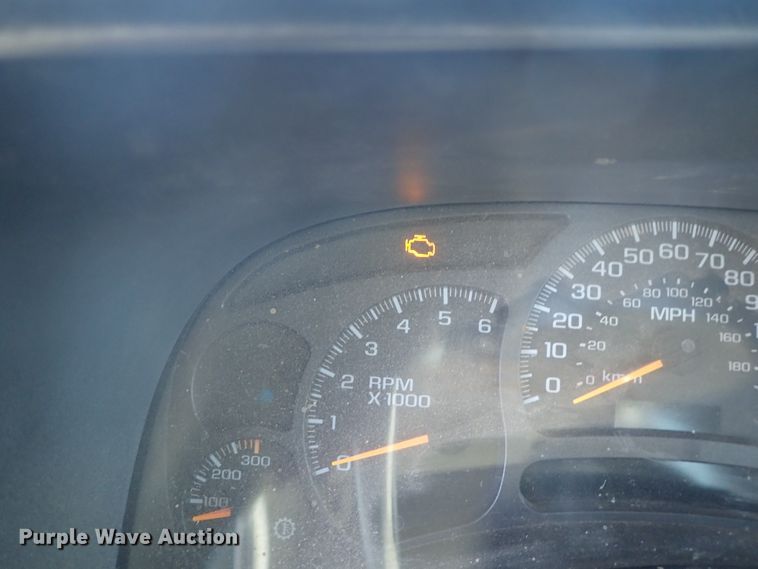 image for item DC3314 2004 Chevrolet Silverado 2500 Ext. Cab pickup truck cab and chassis