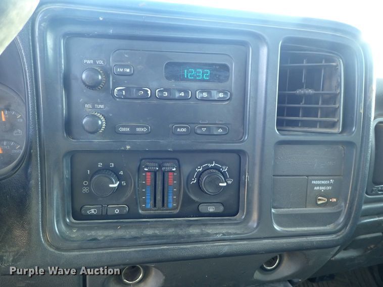 image for item DC3314 2004 Chevrolet Silverado 2500 Ext. Cab pickup truck cab and chassis