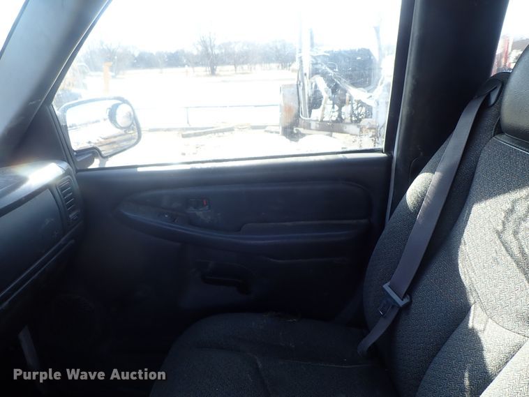 image for item DC3314 2004 Chevrolet Silverado 2500 Ext. Cab pickup truck cab and chassis