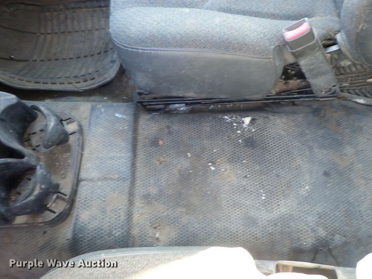 image for item DC3314 2004 Chevrolet Silverado 2500 Ext. Cab pickup truck cab and chassis