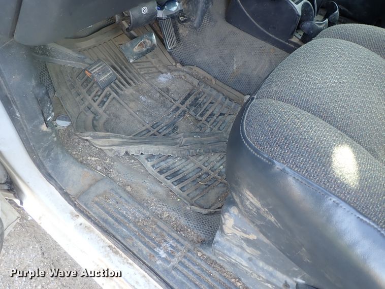 image for item DC3314 2004 Chevrolet Silverado 2500 Ext. Cab pickup truck cab and chassis