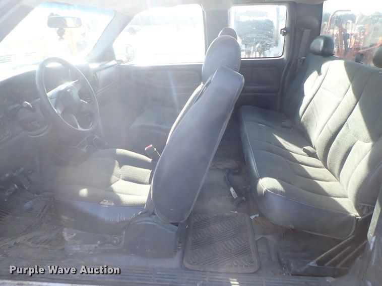 image for item DC3314 2004 Chevrolet Silverado 2500 Ext. Cab pickup truck cab and chassis