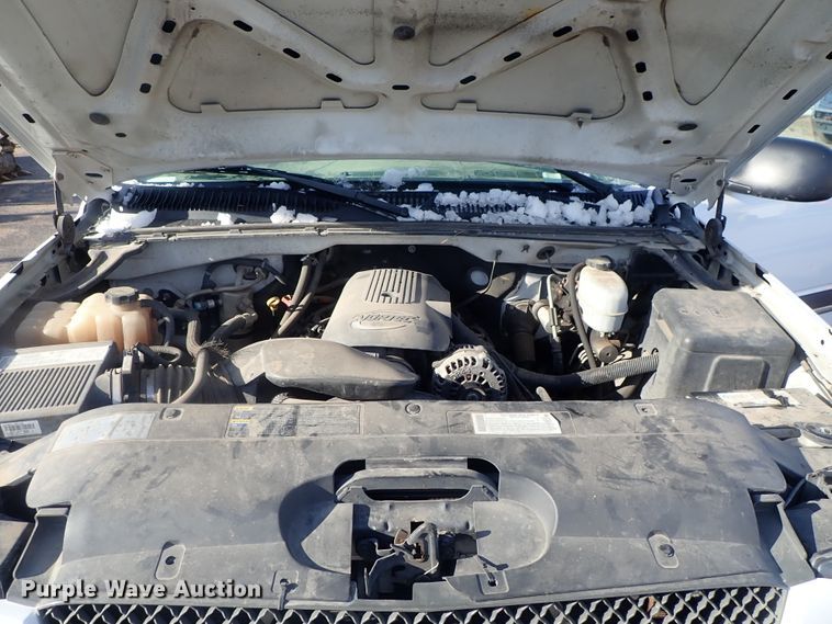 image for item DC3314 2004 Chevrolet Silverado 2500 Ext. Cab pickup truck cab and chassis