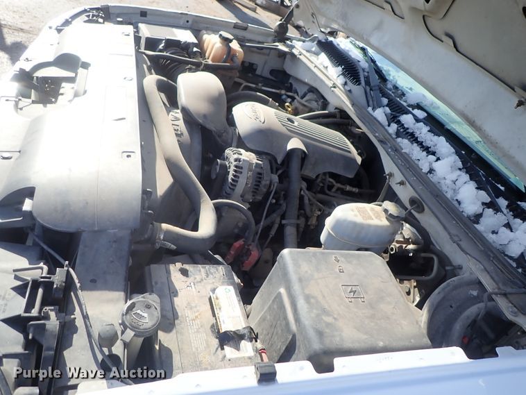 image for item DC3314 2004 Chevrolet Silverado 2500 Ext. Cab pickup truck cab and chassis