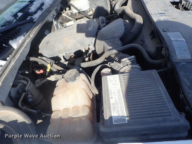 image for item DC3314 2004 Chevrolet Silverado 2500 Ext. Cab pickup truck cab and chassis