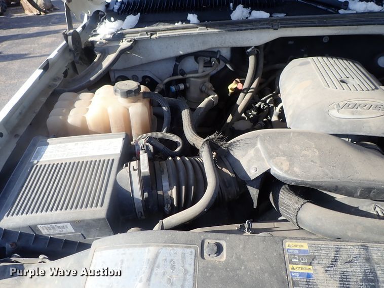 image for item DC3314 2004 Chevrolet Silverado 2500 Ext. Cab pickup truck cab and chassis